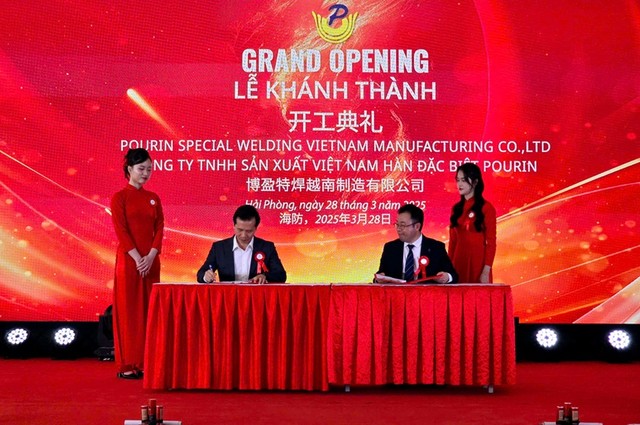Ông Li Xiao Dong, Tổng giám đốc Công ty Pourin Việt Nam (phải) ký kết hợp đồng mua đất giai đoạn 2 với ông Nguyễn Thành Phương, Tổng giám đốc Kl994 game bài casino hấp dẫn Sao Đỏ (trái). Ảnh: Thanh Sơn