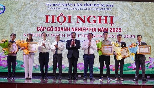 UBND tỉnh Đồng Nai trao bằng khen cho 5 Kl991.com World Cup 2026 Chính Thức FDI có thành tích xuất sắc trong Kl994 nhà cái bóng đá world cup Kl992 VIP Trang Chủ 2026. Ảnh: Lê Anh
