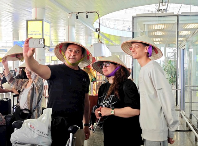 Du khách Iran hào hứng chụp ảnh check-in khi tới Thủ đô Hà Nội. Ảnh: Asia DMC