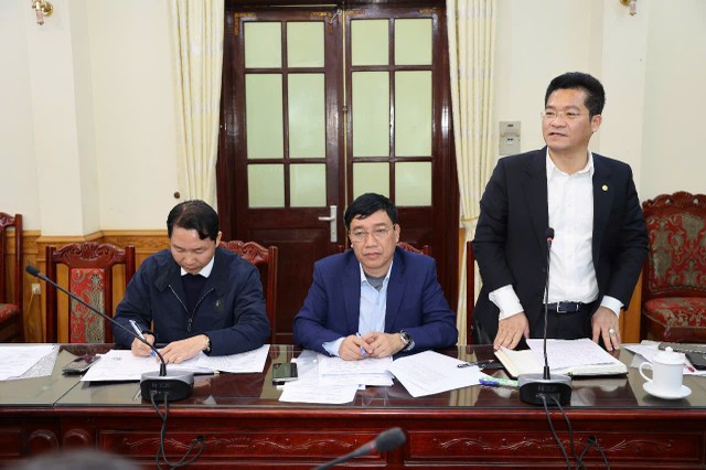 Phó chủ tịch thường trực UBND tỉnh Nam Định Trần Anh Dũng phát biểu tại cuộc họp.