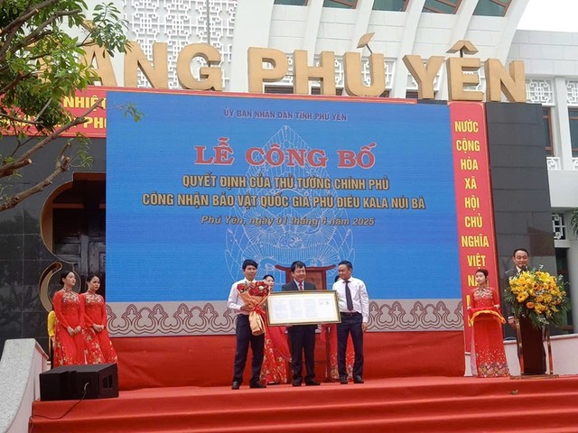 Lãnh đạo tỉnh Phú Yên trao Quyết định của Thủ tướng công nhận bảo vật quốc gia Phù điêu Kala Núi Bà.