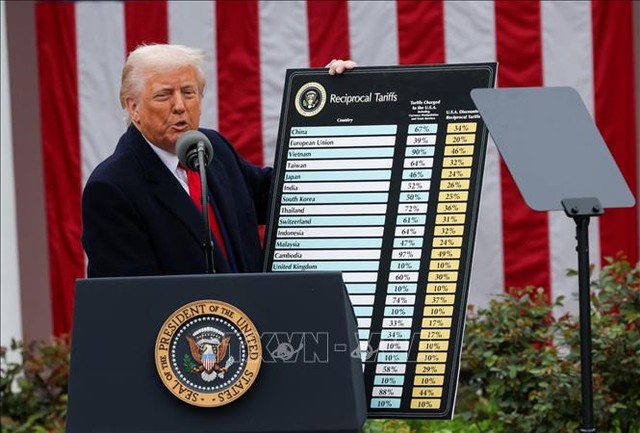 Tổng thống Mỹ Donald Trump công bố các mức thuế quan đối ứng với một loạt quốc gia và vùng lãnh thổ ngày 2/4. Ảnh: Reuters/TTXVN
