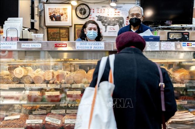 Chú thích ảnh Người dân mua thực phẩm tại một khu chợ ở Washington, DC, Mỹ. (Ảnh tư liệu: AFP/TTXVN)