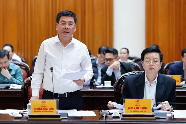 Bộ trưởng Bộ Công thương Nguyễn Hồng Diên phát biểu tại cuộc họp, chiều 5/4. Ảnh: VGP.