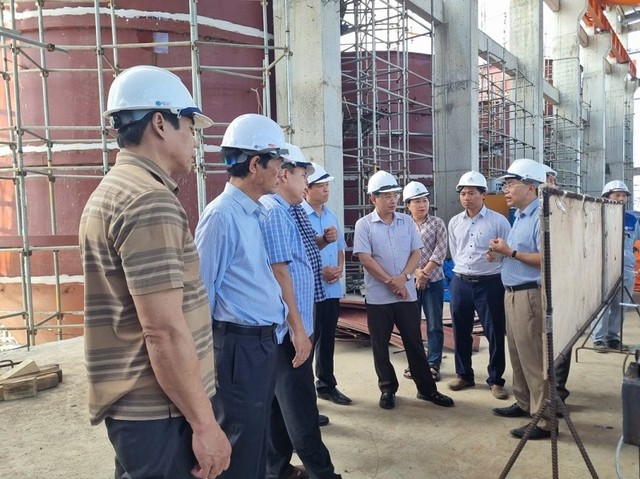 Lãnh đạo Ban Quản lý Khu Kl992 cổng game cá cược Nam Phú Yên trong chuyến thăm công trường Dự án Nhà máy Kl994 nhà cái bóng đá world cup giấy của Công ty cổ phần giấy Hoàng Hà Phú Yên. Ảnh: Thanh Hảo.