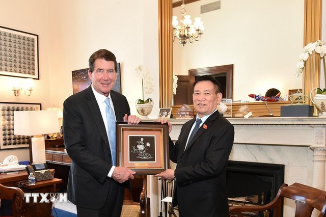 Phó Thủ tướng Hồ Đức Phớc tặng quà lưu niệm cho Thượng nghị sỹ Bill Hagerty. (Ảnh: TTXVN)