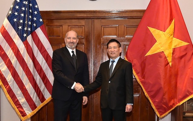 Phó thủ tướng Hồ Đức Phớc gặp gặp Bộ trưởng Thương mại Howard Lutnick. Ảnh: BNG