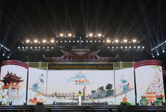 Bà Đặng Hương Giang, Giám đốc Sở Du lịch Hà Nội phát biểu khai mạc Lễ hội.