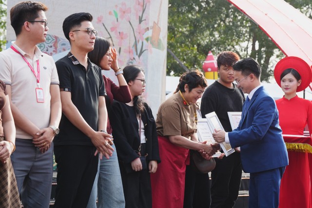 Ông Trần Trung Hiếu đại diện Ban tổ chức tặng Giấy khen cho các đơn vị có nhiều đóng góp cho sự thành công của Lễ hội.