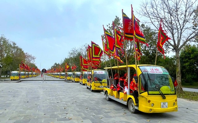 Ban tổ chức huy động hơn 100 chiếc xe điện để phục vụ đoàn rước Rồng.