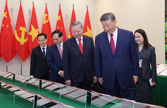 Tổng Bí thư Tô Lâm và Tổng Bí thư, Chủ tịch nước Trung Quốc Tập Cận Bình xem và nghe giới thiệu về các văn kiện đã ký kết giữa hai nước.