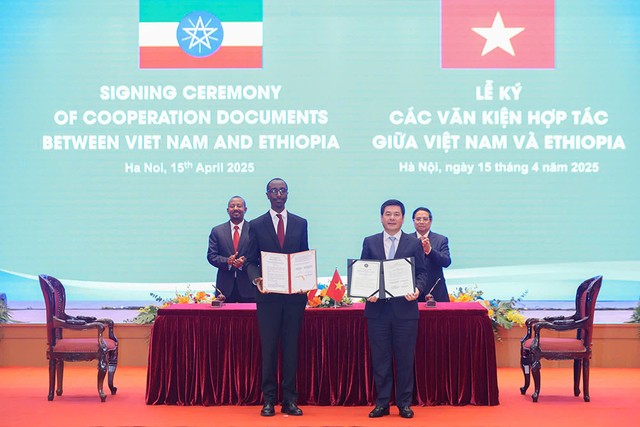 Hai Thủ tướng chứng kiến lễ ký và trao các văn kiện hợp tác để góp phần tăng cường hơn nữa quan hệ hữu nghị giữa Việt Nam và Ethiopia.