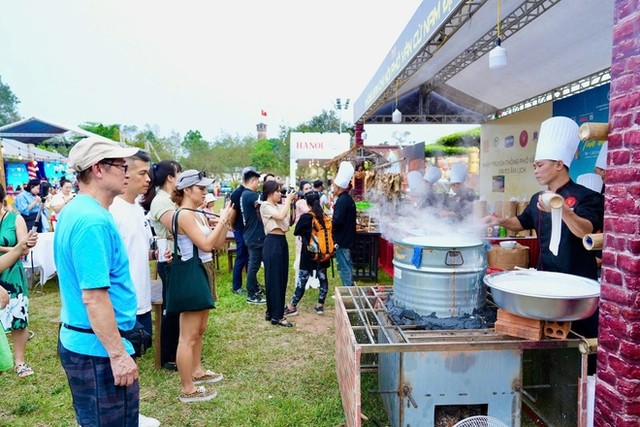 Đông đảo người dân và du khách được trải nghiệm các không gian phở Việt.