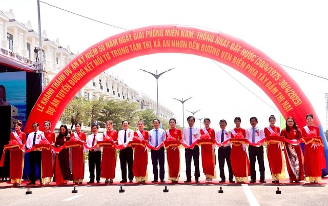 Các đại biểu thực hiện nghi thức cắt băng khánh thành Tuyến đường nối trung tâm thị xã An Nhơn đến đường ven biển phía Tây đầm Thị Nại. Ảnh: Trang Lê.