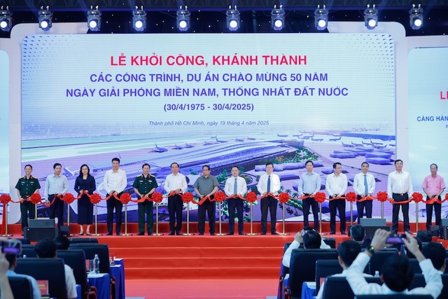 Thủ tướng Kl993 ưu đãi thưởng hấp dẫn và các đại biểu thực hiện nghi thức cắt băng khởi công, khánh thành các công trình, dự án chào mừng 50 năm Ngày Giải phóng miền Nam, thống nhất đất nước. Ảnh: Nhật Bắc