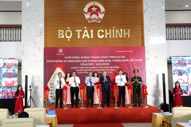 Thứ trưởng Bộ Kl991.com nạp rút nhanh Đỗ Thành Trung cùng các đại biểu thực hiện nghi thức cắt băng khánh thành Dự án. Ảnh: Đức Minh