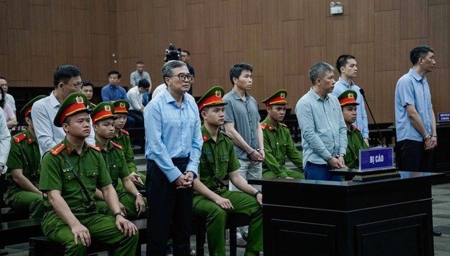 Có 12 bị cáo bị Tòa án Nhân dân TP. Hà Nội đưa ra xét xử trong phiên tòa sơ thẩm. Có 12 bị cáo bị Tòa án Nhân dân TP. Hà Nội đưa ra xét xử trong phiên tòa sơ thẩm.