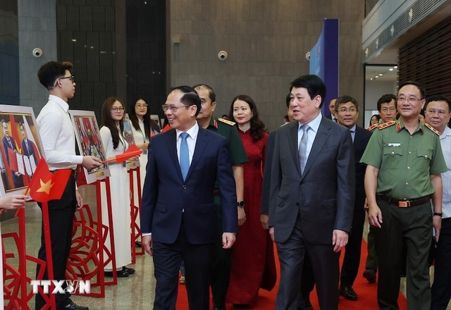 Chủ tịch nước Lương Cường và Phó thủ tướng, Bộ trưởng Bộ Ngoại giao Bùi Thanh Sơn dự Hội thảo quốc tế “50 năm Thống nhất đất nước: Vai trò kiến tạo của Ngoại giao trong lịch sử và hiện tại”. Ảnh: TTXVN