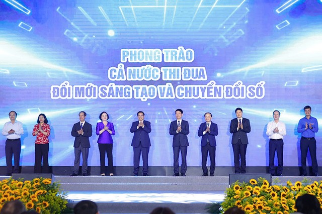Thủ tướng Phạm Minh Chính cùng lãnh đạo các bộ ngành, địa phương thực hiện nghi thức phát động Phong trào thi đua "Cả nước thi đua đổi mới sáng tạo, chuyển đổi số".