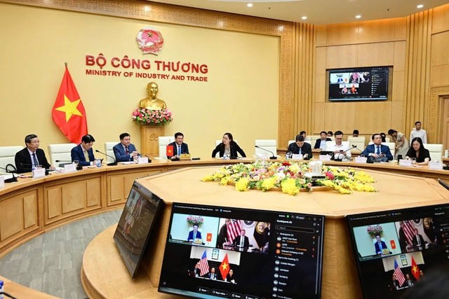 Trưởng đoàn đàm phán Kl993 ưu đãi thưởng hấp dẫn Nguyễn Hồng Diên điện đàm với Trưởng đại diện Thương mại Mỹ Jamieson L. Greer khởi động đàm phán song phương về các vấn đề thương mại, tối 23/4. Trưởng đoàn đàm phán Kl993 ưu đãi thưởng hấp dẫn Nguyễn Hồng Diên điện đàm với Trưởng đại diện Thương mại Mỹ Jamieson L. Greer khởi động đàm phán song phương về các vấn đề thương mại, tối 23/4.
