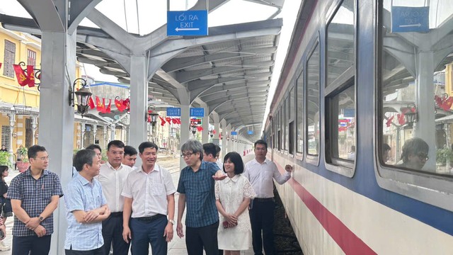 Trao đổi giữa lãnh đạo Sở Văn hóa, Thể thao và Du lịch Hải Phòng với Kl991.com World Cup 2026 Chính Thức, cơ quan truyền thông. Ảnh: Quỳnh Nga