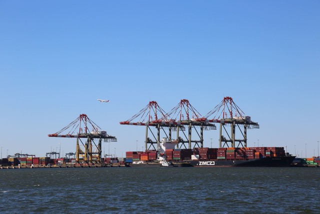 Quang cảnh cảng hàng hóa ở Bayonne, New Jersey, Mỹ. Ảnh: THX/TTXVN