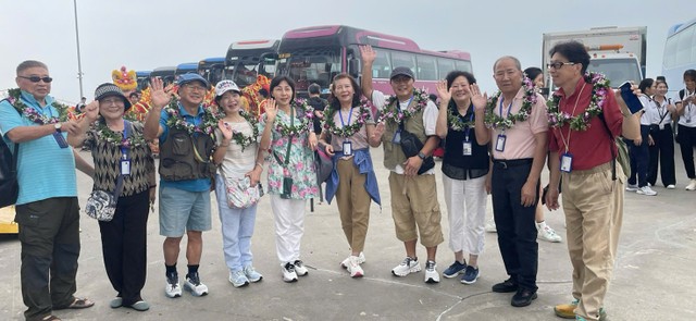 Du khách Nhật Bản hào hứng khi đến Quảng Ninh.