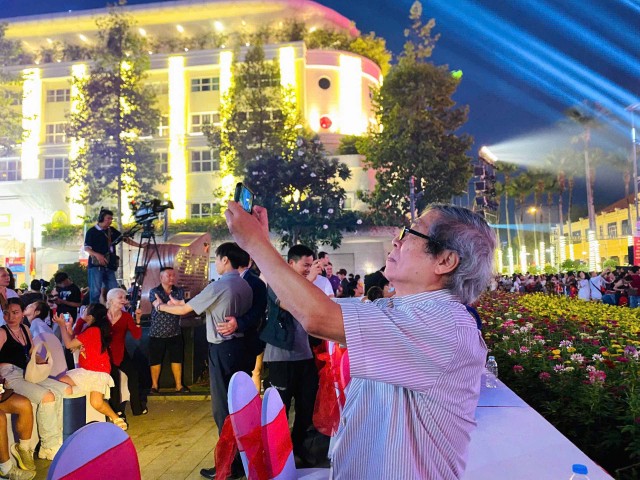 Sau khi xem xong chương trình, ông Nguyễn Quốc Toàn, du khách đến từ Hà Nội, đã không khỏi suýt xoa và bày tỏ chia sẻ: “Các tiết mục trình diễn 3D mapping có sự kết hợp giữa hiệu ứng âm thanh, ánh sáng đã tái hiện hình ảnh một TP.HCM vừa mang chiều sâu lịch sử, vừa đầy khát vọng vươn mình mạnh mẽ. Vì vậy, tôi đã ghi lại các tiết mục để chia sẻ những hình ảnh ấn tượng này đến với bạn bè, người thân khi trở về Hà Nội”