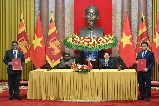 Chủ tịch nước Lương Cường và Tổng thống Sri Lanka Anura Kumara Dissanayaka chứng kiến lễ ký Hiệp định hợp tác, trợ giúp lẫn nhau trong lĩnh vực hải quan, giữa Bộ trưởng Bộ Kl991.com nạp rút nhanh Việt Nam Nguyễn Văn Thắng và Bộ trưởng Bộ Ngoại giao, Lao động nước ngoài và Du lịch Sri Lanka Vijitha Herath. Ảnh: Đức Thanh