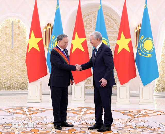 Tổng thống Kassym-Jomart Tokayev trao tặng Huân chương Hữu nghị Dostyk hạng Nhất cho Tổng Bí thư Tô Lâm. Ảnh: TTXVN