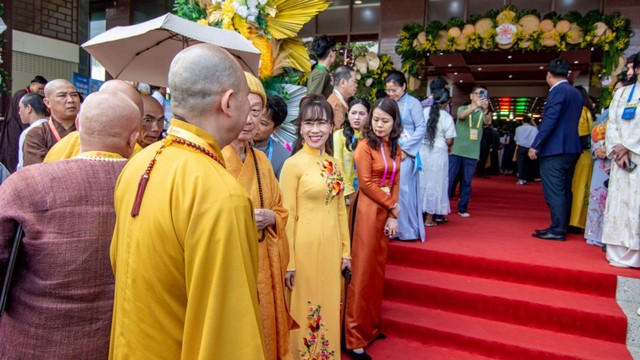 Bà Nguyễn Thị Phương Thảo cùng Đức Pháp chủ Giáo hội Phật giáo Việt Nam - Đại lão Hòa thượng Thích Trí Quảng