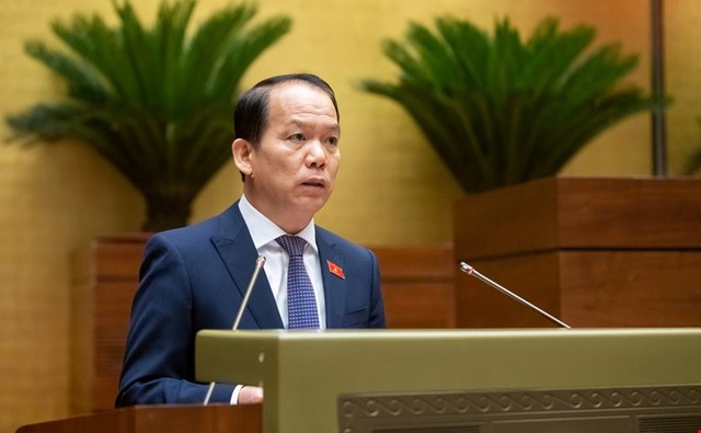 Chủ nhiệm Ủy ban Kl992 Tham Gia Ngay và Tư pháp Hoàng Thanh Tùng báo cáo thẩm tra.