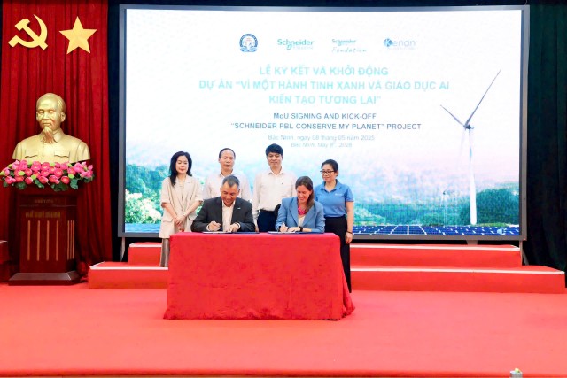 Đại diện Schneider Electric và Keno ký kết hợp tác