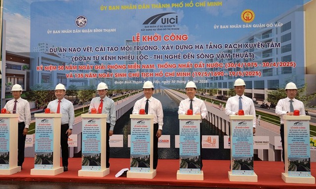 Các đại biểu thực hiện nghi thức khởi công Dự án cải tạo môi trường rạch Xuyên Tâm - Ảnh: Lê Minh