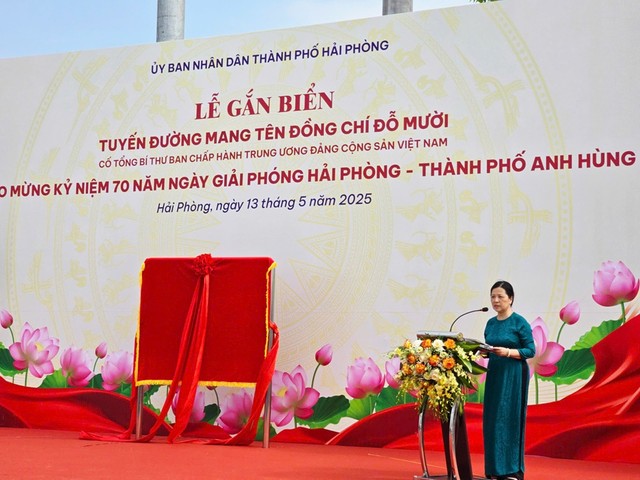 Bà Nguyễn Thị Thanh Thủy, con của cố Tổng Bí thư Đỗ Mười xúc động chia sẻ tại lễ gắn biển. Ảnh: Thanh Sơn