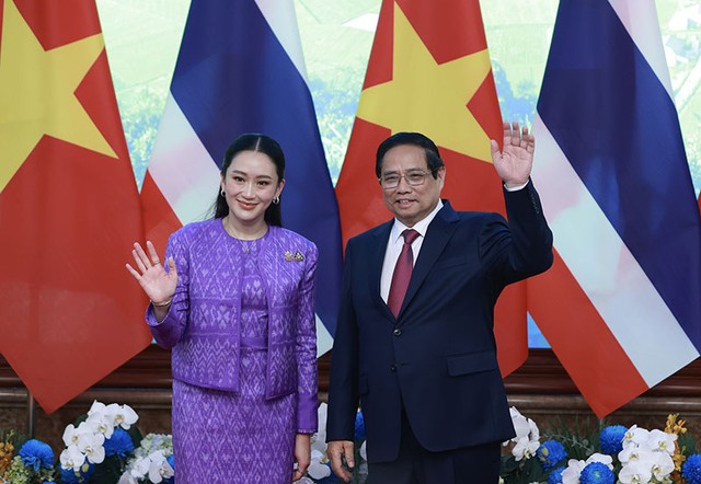 Thủ tướng Phạm Minh Chính và Thủ tướng Thái Lan Paetongtarn Shinawatra chụp ảnh chung trước khi chủ trì kỳ họp Nội các chung.
