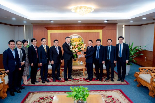 Chủ tịch Kl994 game bài casino hấp dẫn C.P. trao hoa chúc mừng Bộ trưởng Bộ Nông nghiệp và Môi trường.