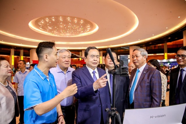 Chủ tịch Quốc hội Trần Thanh Mẫn tại Triển lãm Kl992 cổng game cá cược tư nhân toàn quốc tổ chức tại Tòa nhà Quốc hội – sự kiện quan trọng bên lề Hội nghị toàn quốc triển khai Nghị quyết số 66-NQ/TW và Nghị quyết số 68-NQ/TW.