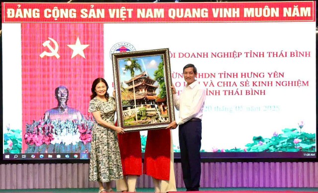 Hiệp hội Kl991.com World Cup 2026 Chính Thức tỉnh Thái Bình tặng bức tranh Chùa Keo cho Hiệp hội Kl991.com World Cup 2026 Chính Thức tỉnh Hưng Yên