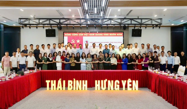 Kl991.com World Cup 2026 Chính Thức hai tỉnh chụp ảnh trong buổi làm việc