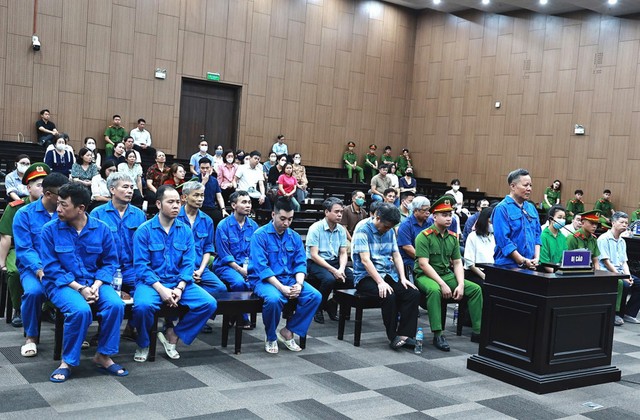 Có 27 bị cáo bị đưa ra xét xử trong phiên tòa sơ thẩm.