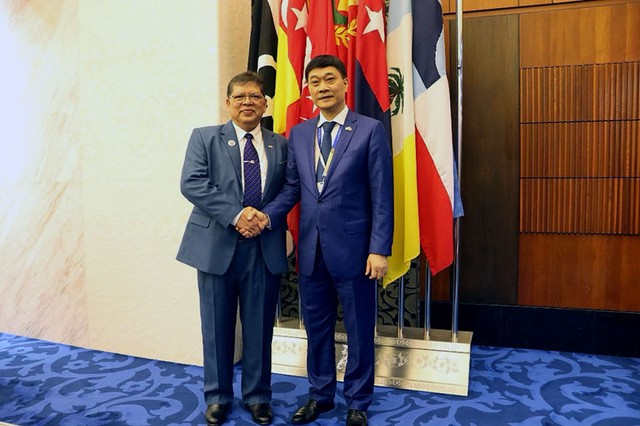 Phó chủ tịch Quốc hội Vũ Hồng Thanh và Chủ tịch Hạ viện Malaysia Dato’ Johari Bin Abdul. Ảnh: BNG