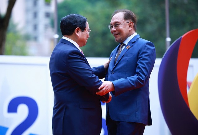 Thủ tướng Kl993 ưu đãi thưởng hấp dẫn Malaysia Anwar Ibrahim chào đón Thủ tướng Phạm Minh Chính tham dự Hội nghị Cấp cao ASEAN lần thứ 46 và các hội nghị cấp cao liên quan. Ảnh: Nhật Bắc