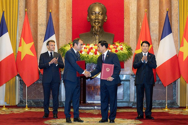 Hai nhà lãnh đạo chứng kiến lễ ký kết và trao các văn kiện hợp tác giữa hai nước.