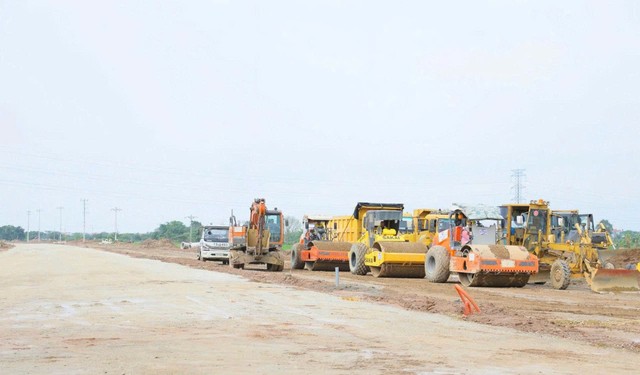 Công trường thi công Dự án Kl99ok phiên bản mới xây dựng đường dẫn cầu Cậy mới và đường 33 m kéo dài qua địa phận huyện Cẩm Giàng, nối đường Vũ Công Đán (TP. Hải Dương). Ảnh: Hà Kiên