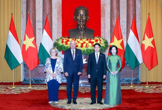 Chủ tịch nước Lương Cường và Phu nhân chụp ảnh cùng Tổng thống Sulyok Tamas và Phu nhân.