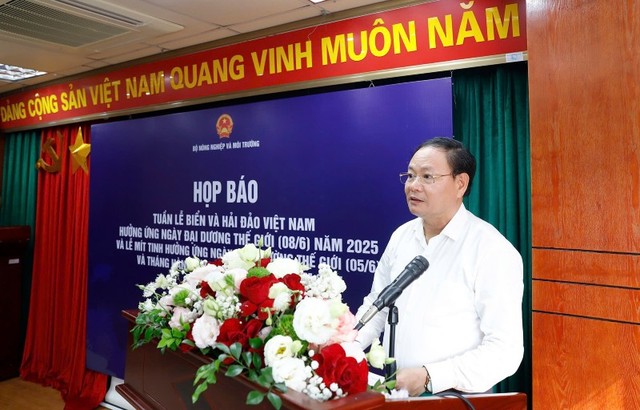 Thứ trưởng Bộ Nông nghiệp và Môi trường Lê Minh Ngân phát biểu tại họp báo.