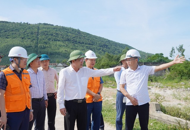 Phó chủ tịch UBND tỉnh Quảng Bình Phan Phong Phú (thứ 4, trái ảnh) kiểm tra khu vực GPMB Trung tâm Điện lực Quảng Trạch