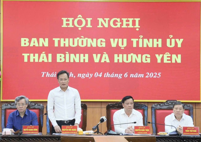 Ông Nguyễn Hữu Nghĩa, Ủy viên Trung ương Đảng, Bí thư Tỉnh ủy Hưng Yên phát biểu tại hội nghị.