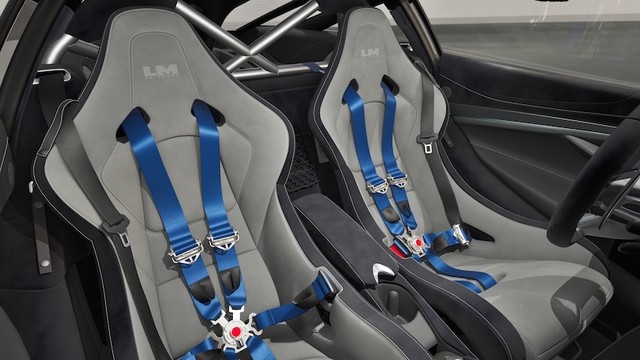 Về nội thất, khách hàng có thể lựa chọn giữa hai phối màu là đen Carbon kết hợp với xám Dove hoặc đen Carbon kết hợp với cam McLaren. Bên cạnh đó, chiếc xe cũng được trang trí với các chi tiết liên quan đến giải đua Le Mans và một tấm bảng đánh dấu số lượng giới hạn 50 chiếc xe.